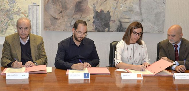 Firma del convenio entre el ayuntamiento de Valdeomoro, EOi y Orange para el programa Sé Digital